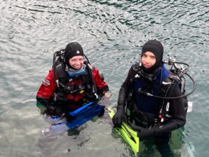 Lucas und Julia nach dem 1. Freigewässertauchgang von Lucas