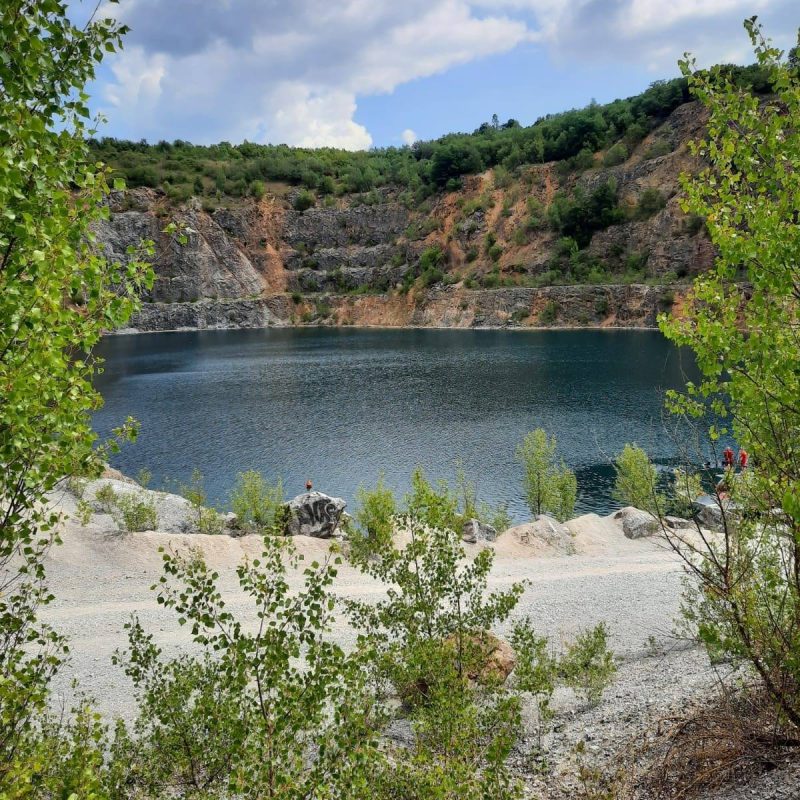 Der Kalksteinbruch Hunsfels bietet gute Wasserqualität auf bis zu 54 m Tiefe.